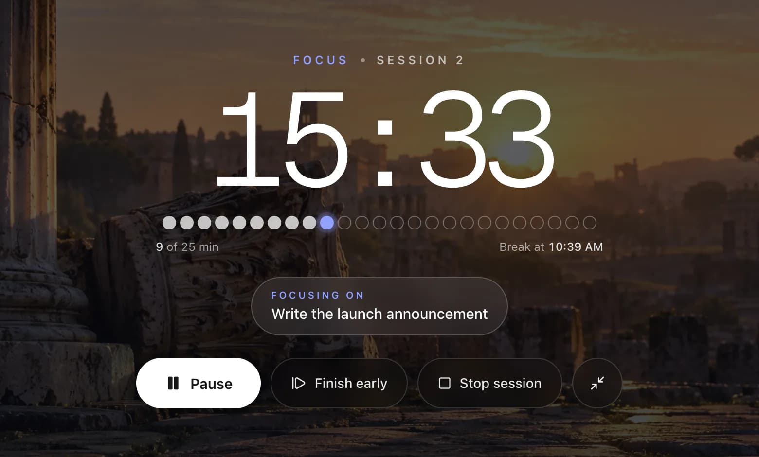 A focus session in full screen: 15:33 left of 25 minutes, focusing on writing the launch announcement, with buttons to pause, finish early or stop.